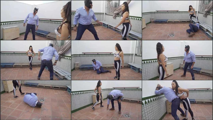 Screenshot 1 aus Domina Ghalia im Kampf, der in die Hoden tritt