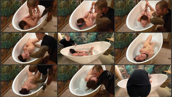 Screenshot 1 aus Sink or Swim. In Handschellen gefesselt in einer Badewanne.